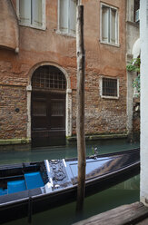 Italien, Venedig, Gondel auf Kanal in Cannaregio - HSIF000275