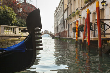 Italien, Venedig, Gondeln im Kanal am Markusplatz - HSIF000277