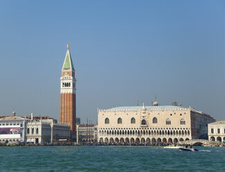 Italien, Venedig, Blick auf Canal Grande, Campanile San Marco und Hundepalast - HSIF000287