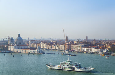 Italien, Venedig, Blick auf den Canal Grande bei der Kirche Santa Maria della Salute - HSIF000244