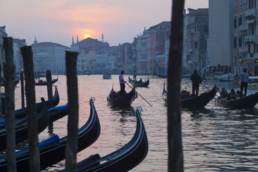 Italien, Venedig, Gondeln auf dem Canal Grande an der Rialto-Brücke - HSI000280