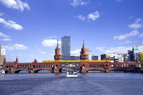 Deutschland, Blick auf die Oberbaumbrücke an der Spree - ALE000031