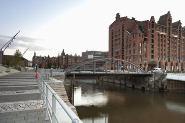 Deutschland, Hamburg, Ansicht der neuen Hafencity mit Schifffahrtsmuseum - MS002909