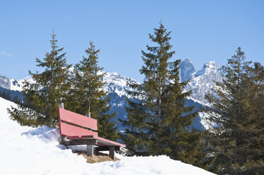 Österreich, Bank am Wanderweg in den Tannheimer Alpen - UMF000598