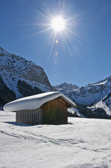 Österreich, Blick auf die Tannheimer Alpen, Holzhütte im Vordergrund - UMF000618