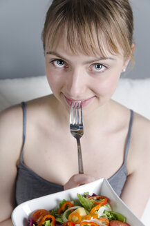 Porträt einer jungen Frau mit einer Salatschüssel in der Hand, Nahaufnahme - ONF000076