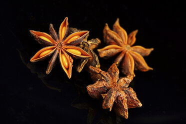 Star anise on black background, close up - HOHF000132