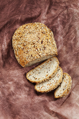 Vollkornbrot mit Karotten, Nahaufnahme, lizenzfreies Stockfoto