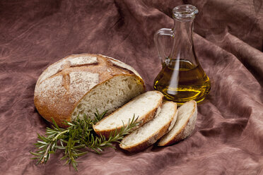 Toskanisches Brot mit Rosmarin und Olivenöl, Nahaufnahme - CSF018333