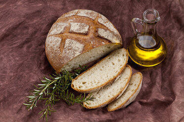Toskanisches Brot mit Rosmarin und Olivenöl, Nahaufnahme - CSF018332
