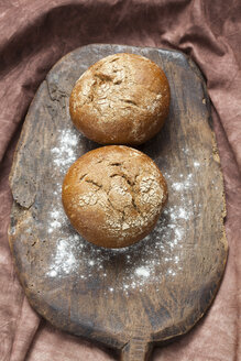 Roggenbrötchen auf Schneidebrett, Nahaufnahme - CSF018289