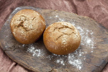 Rye bread on chopping board, close up - CSF018288