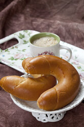 Croissant mit Tasse Kaffee, Nahaufnahme - CSF018274