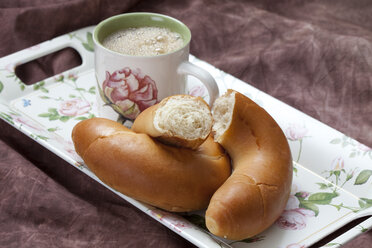 Croissant mit Tasse Kaffee, Nahaufnahme - CSF018272