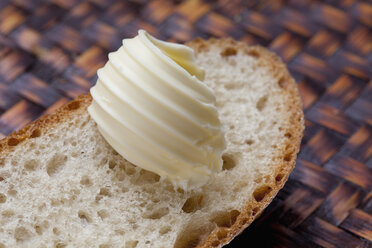 Scheibe Weißbrot mit Butterflöckchen, Nahaufnahme - CSF018267