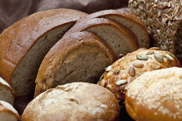 Gemischte Sorten von Brot und Brötchen, Nahaufnahme - CSF018256