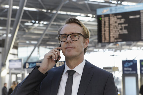 Deutschland, Köln, Älterer Mann telefoniert auf dem Flughafen - RHYF000346