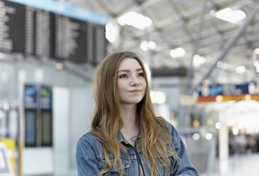 Deutschland, Köln, Jugendliches Mädchen am Flughafen - RHYF000302