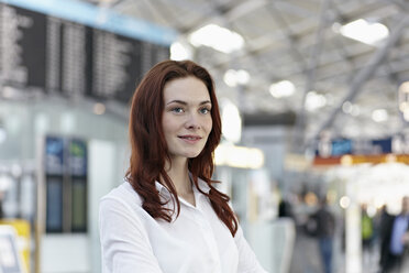 Deutschland, Köln, Junge Frau am Flughafen - RHYF000293