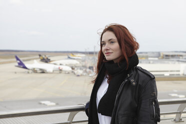 Deutschland, Köln, Junge Frau am Flughafen - RHYF000321