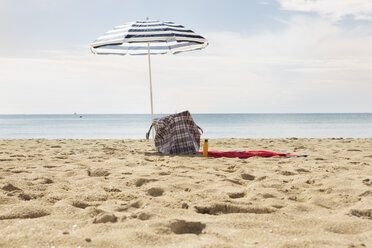 Spanien, Strandschirm und Handtuch in Palma de Mallorca - SKF001195