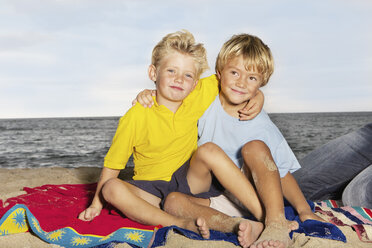 Spanien, Familie am Strand von Palma de Mallorca, lächelnd - SKF001238
