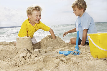 Spanien, Jungen spielen am Strand von Palma de Mallorca - SKF001166