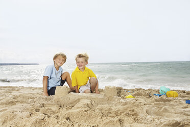 Spanien, Jungen spielen am Strand von Palma de Mallorca - SKF001168