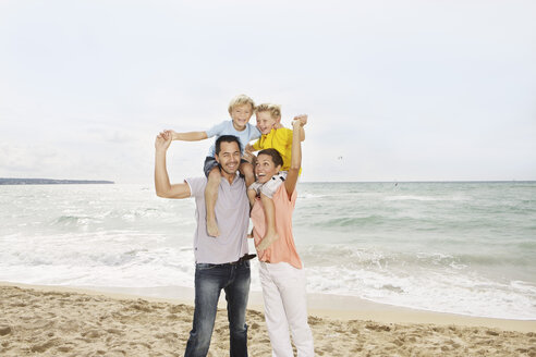 Spanien, Familie am Strand von Palma de Mallorca, lächelnd - SKF001169