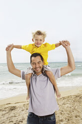 Spanien, Porträt von Vater und Sohn am Strand von Palma de Mallorca, lächelnd - SKF001170