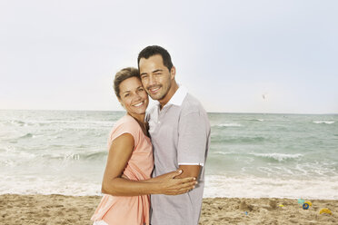 Spanien, Mittleres erwachsenes Paar am Strand von Palma de Mallorca, lächelnd - SKF001219