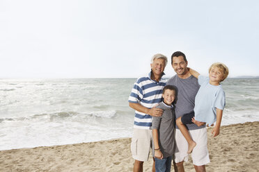 Spanien, Porträt einer Familie am Strand von Palma de Mallorca, lächelnd - SKF001232