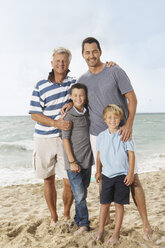 Spanien, Porträt einer Familie am Strand von Palma de Mallorca, lächelnd - SKF001233