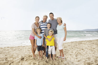 Spanien, Porträt einer Familie am Strand von Palma de Mallorca, lächelnd - SKF001189