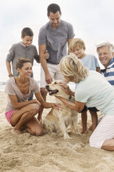 Spanien, Familie mit Hund am Strand von Palma de Mallorca, lächelnd - SKF001190