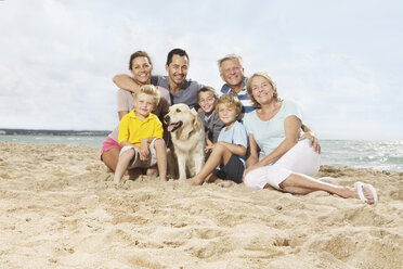 Spanien, Porträt einer Familie am Strand von Palma de Mallorca, lächelnd - SKF001234