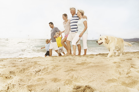 Spanien, Familienspaziergang am Strand von Palma de Mallorca, lizenzfreies Stockfoto