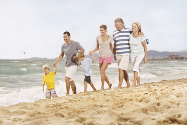 Spanien, Familienspaziergang am Strand von Palma de Mallorca - SKF001205