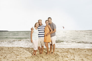 Spanien, Familie am Strand von Palma de Mallorca, lächelnd - SKF001209