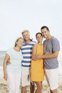Spanien, Familie am Strand von Palma de Mallorca, lächelnd - SKF001210