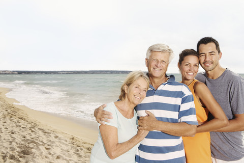 Spanien, Familie am Strand von Palma de Mallorca, lächelnd, lizenzfreies Stockfoto