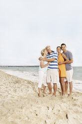 Spanien, Familie am Strand von Palma de Mallorca, lächelnd - SKF001212