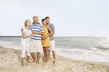 Spanien, Familie am Strand von Palma de Mallorca, lächelnd - SKF001213