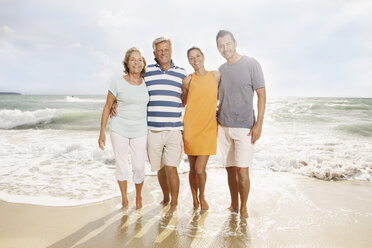 Spanien, Porträt einer Familie am Strand von Palma de Mallorca, lächelnd - SKF001174