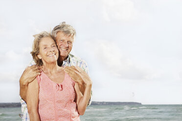 Spanien, Älteres Paar umarmt sich am Strand von Palma de Mallorca - SKF001184