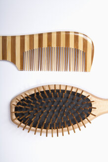 Hair comb and brush on white background,close up - TDF000042