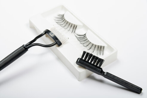Fake eyelashes, lash comb and brush on white background, close up - TDF000027