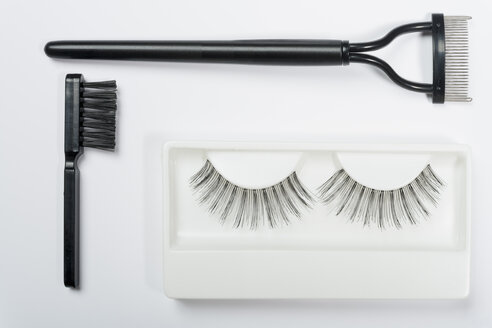 Fake eyelashes, lash comb and brush on white background, close up - TDF000031