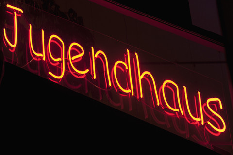 Deutschland, Blick auf eine Leuchtreklame in einem Jugendclub, Nahaufnahme, lizenzfreies Stockfoto
