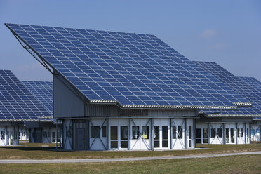 Deutschland, Bayern, Solarmodul im Photovoltaik-Park - TC003397